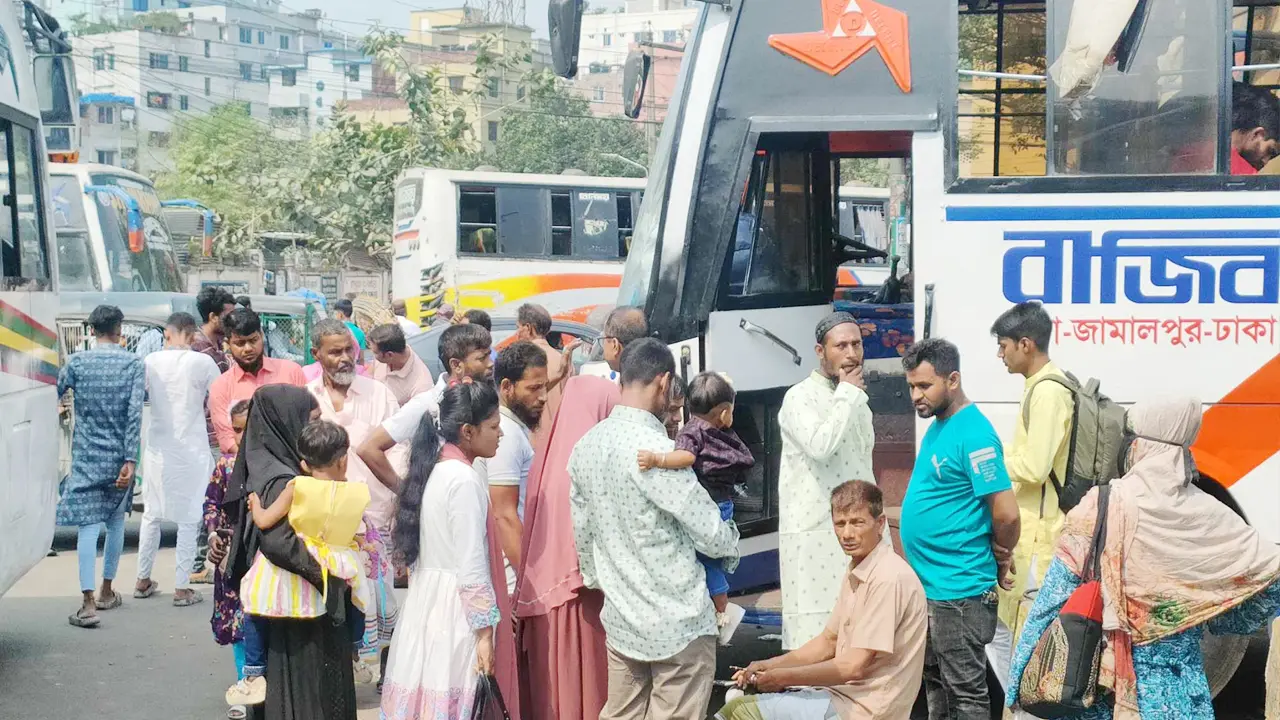 ঈদের দিনেও বাড়ি ফিরছেন অনেক মানুষ