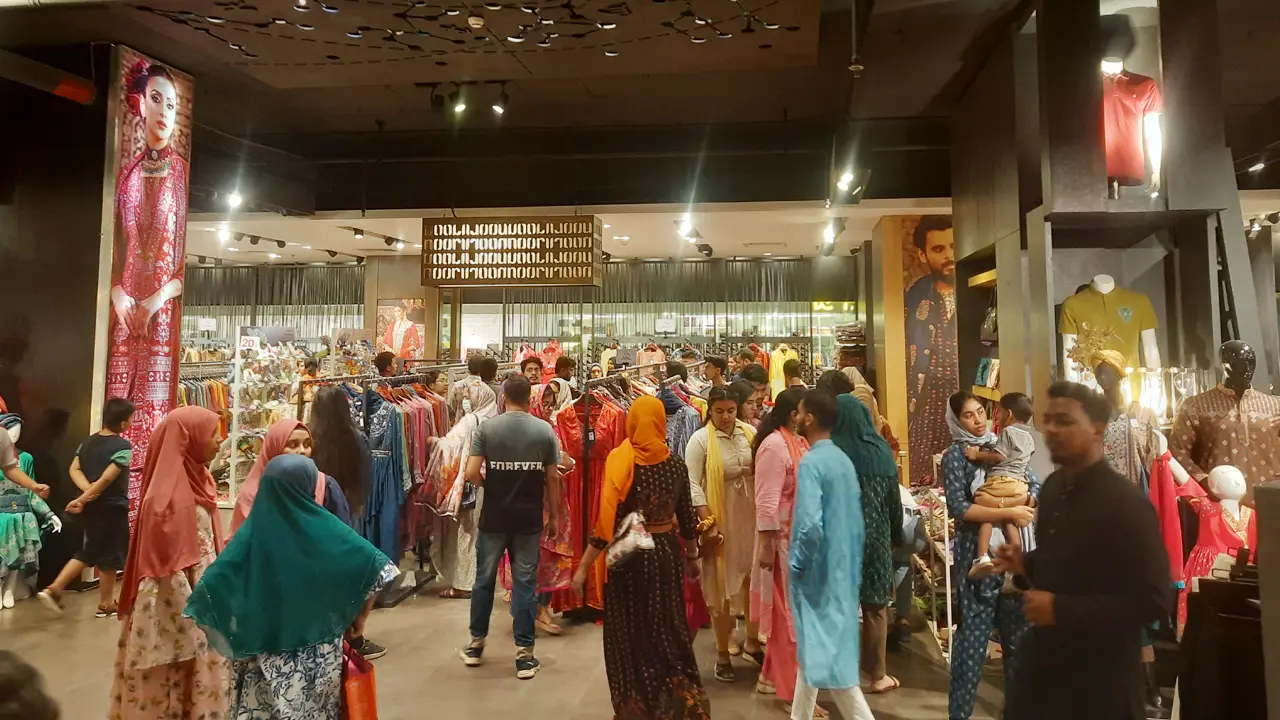 ছুটির দিনে জমজমাট কেনাকাটা, মার্কেটে উপচে পড়া ভিড়