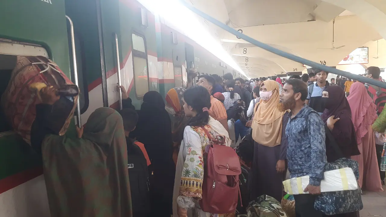 ‘স্ট্যান্ডিং’ টিকিট পাওয়া যায় না কেন?