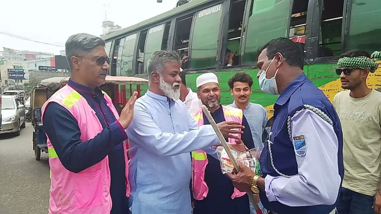 সড়কে-হাসপাতালে দায়িত্বরতদের খোঁজ নিলেন খোরশেদ