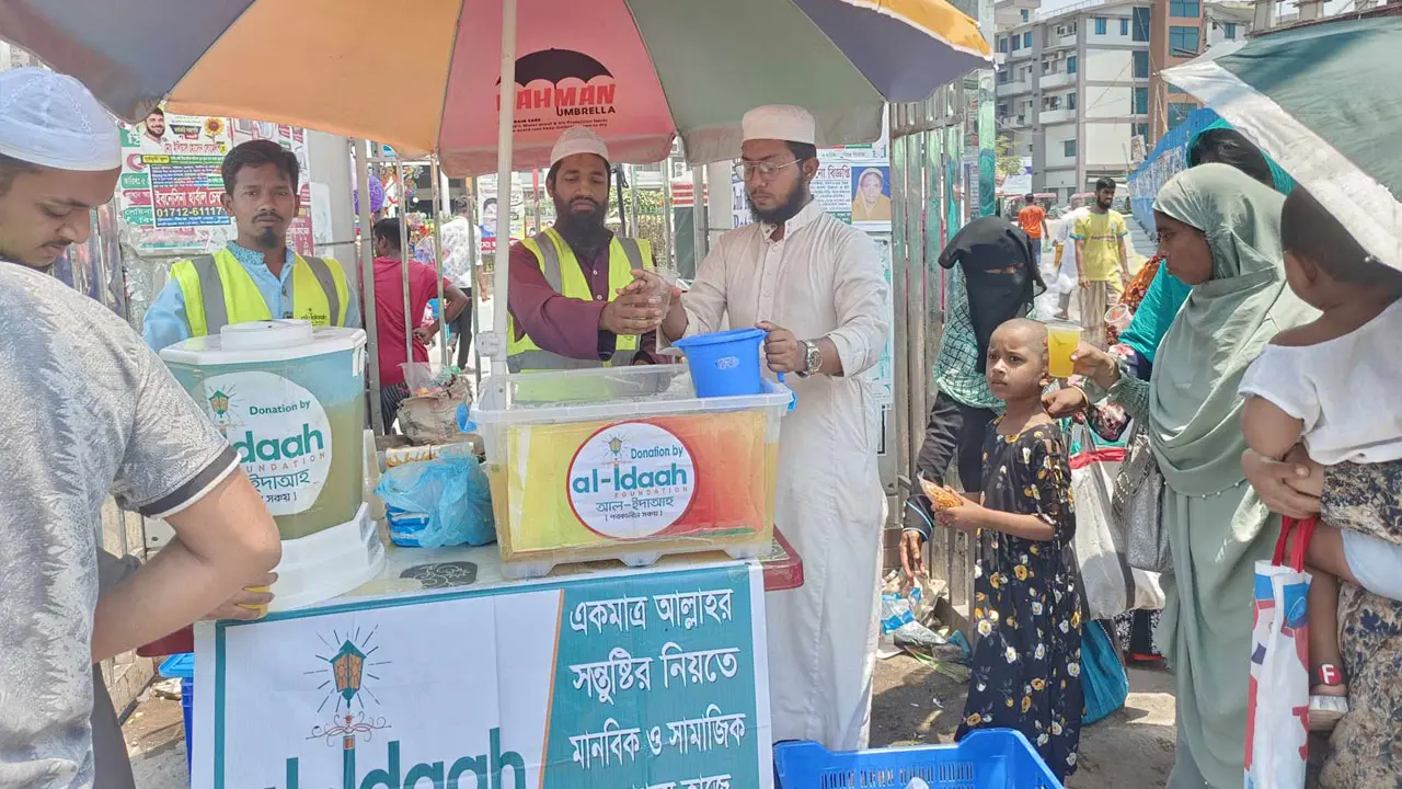 তীব্র গরমে শরবত-পানি-ফল নিয়ে মানুষের কাছে ছুটছে তরুণরা