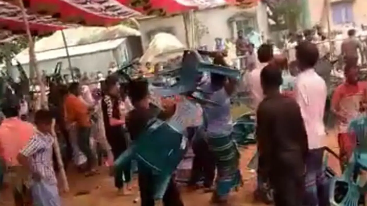 সালিসে এমপির সামনেই দুই পক্ষের চেয়ার ছোড়াছুড়ি-মারামারি
