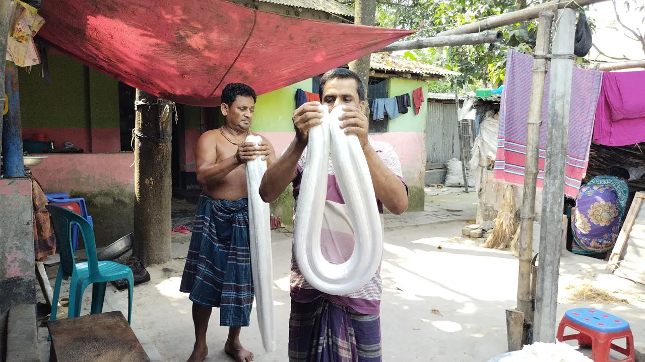 যেভাবে তৈরি হয় মেলার কদমা, ছাচ