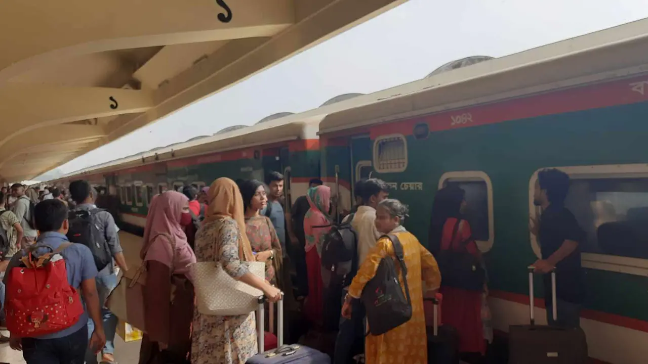 কমলাপুরে ঘরমুখো মানুষের ভিড়, বিলম্ব ছাড়াই ছাড়ছে ট্রেন