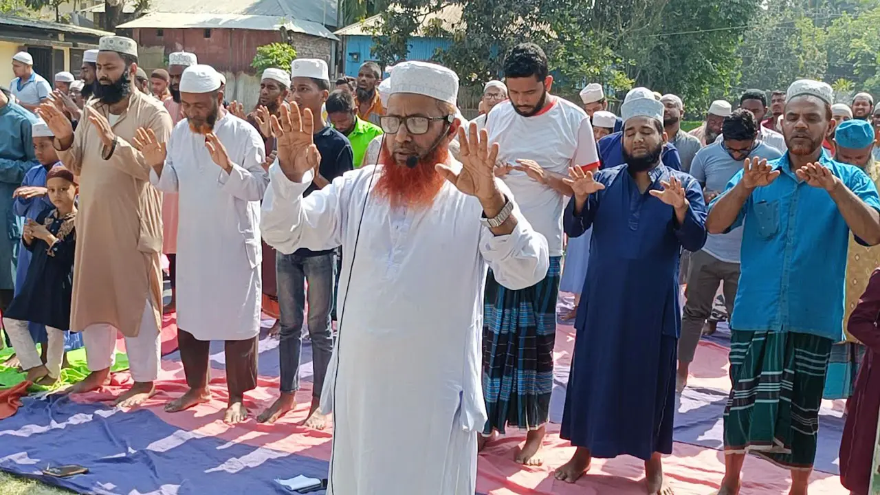 দাবদাহে পুড়ছে কুড়িগ্রাম, বৃষ্টির জন্য বিশেষ নামাজ আদায় 