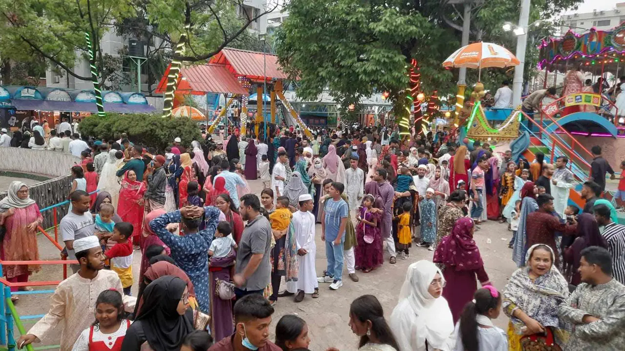 ওয়ান্ডারল্যান্ড পার্কে প্রবেশে লম্বা লাইন, রাইডে চড়তেও অপেক্ষা