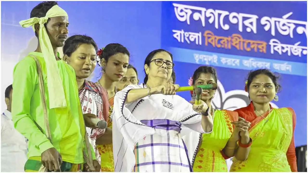 নাগরিকদের বিনামূল্যে গ্যাস সিলিন্ডার দেওয়ার প্রতিশ্রুতি মমতার