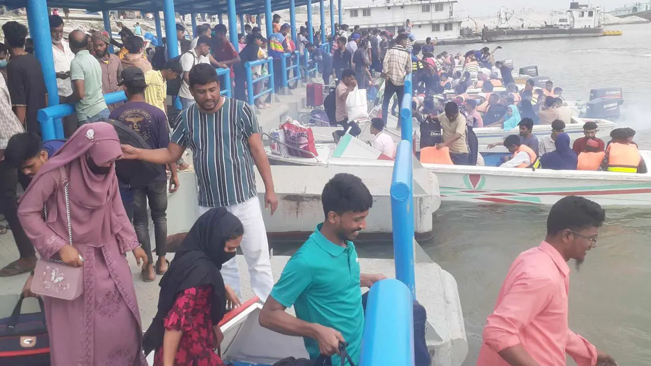 পাটুরিয়া-আরিচা ঘাটে ঘরমুখো মানুষের ভিড়, নেই ভোগান্তি