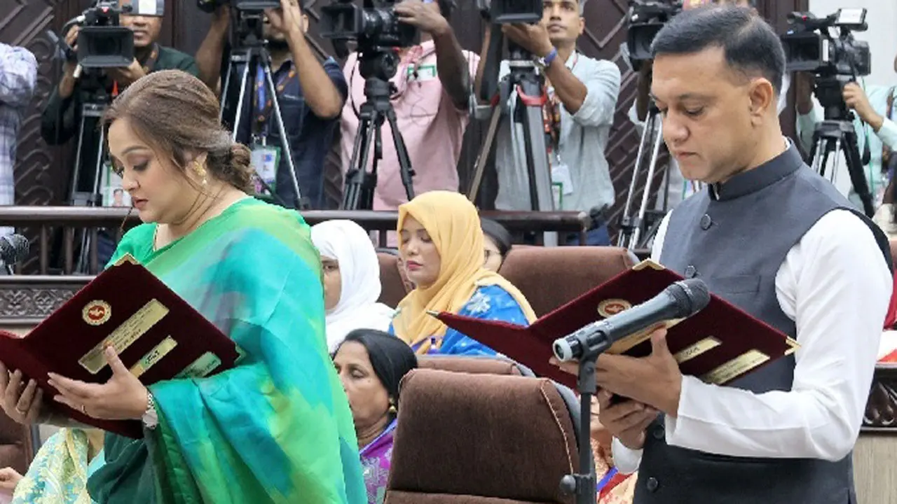 শপথ নিলেন নবনির্বাচিত মেয়র ও কাউন্সিলররা