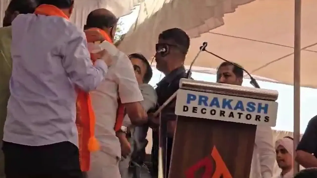 বক্তৃতার সময় মঞ্চে জ্ঞান হারিয়ে পড়ে গেলেন মন্ত্রী (ভিডিও)