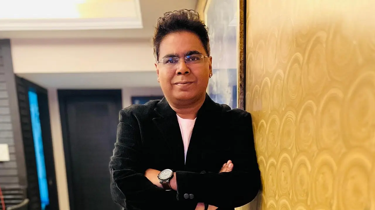 লোকে বলে আমাকে নাকি ঠিক ‘মুসলমান’ মনে হয় না : মীর