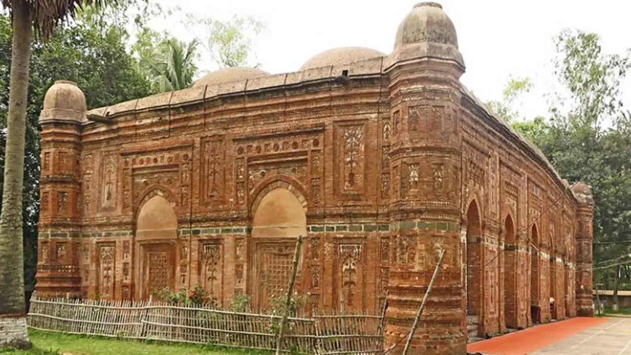 ইতিহাস-ঐতিহ্যের সাক্ষী বাঘা শাহী মসজিদ 