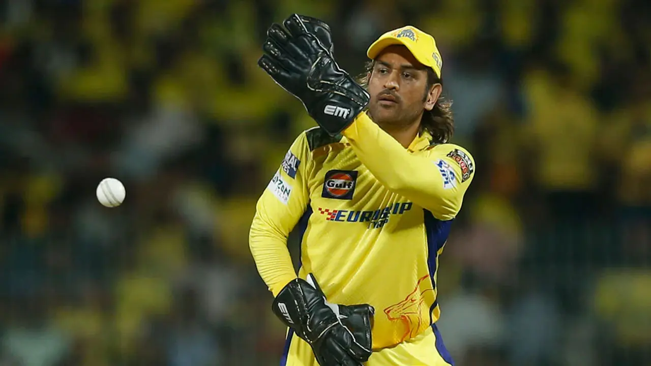 হারের দিনেও যে অনন্য রেকর্ড গড়লেন ধোনি