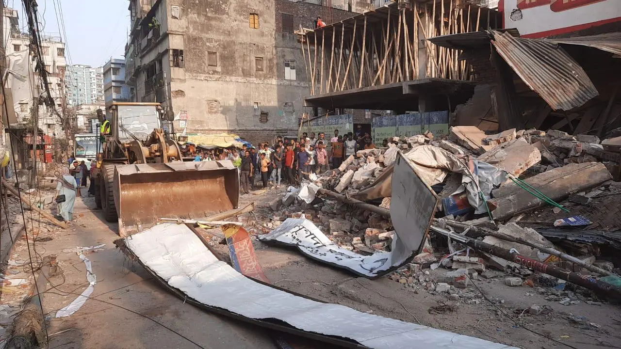 মুগদায় ১৭ ফিটের রাস্তা হচ্ছে ৫০ ফিট, খুশি এলাকাবাসী