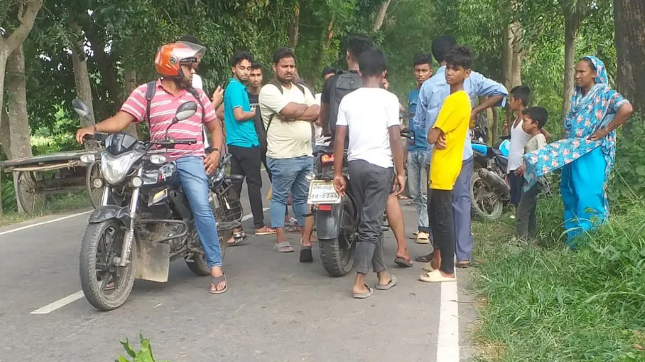 বাবার খাবার নিয়ে যাওয়ার পথে মোটরসাইকেল দুর্ঘটনায় ছেলে নিহত
