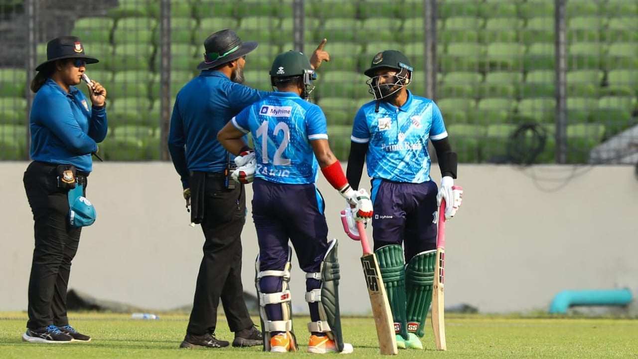 ডিপিএলে মুশফিকের আউট নিয়ে বিতর্ক, আরও যা হলো