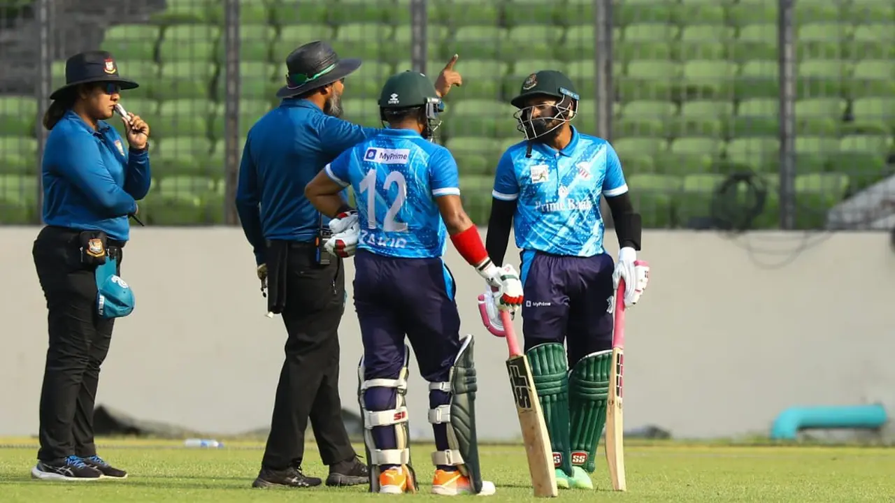 ডিপিএলে মুশফিকের আউট নিয়ে বিতর্ক, আরও যা হলো
