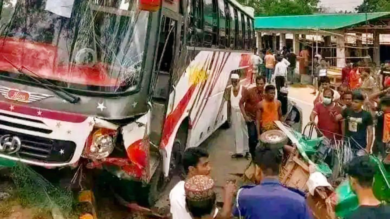 ময়মনসিংহে সড়কে প্রাণ গেল একই পরিবারের তিনজনসহ ৮ জনের