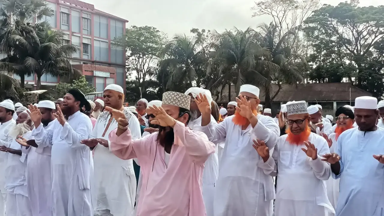 চোখের পানির উসিলায় আসমানের পানি চাইলেন হাজারো মানুষ 