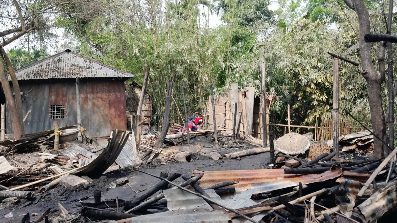 ঈদের আগে দরিদ্র তিন পরিবারের স্বপ্ন পুড়ে ছাই