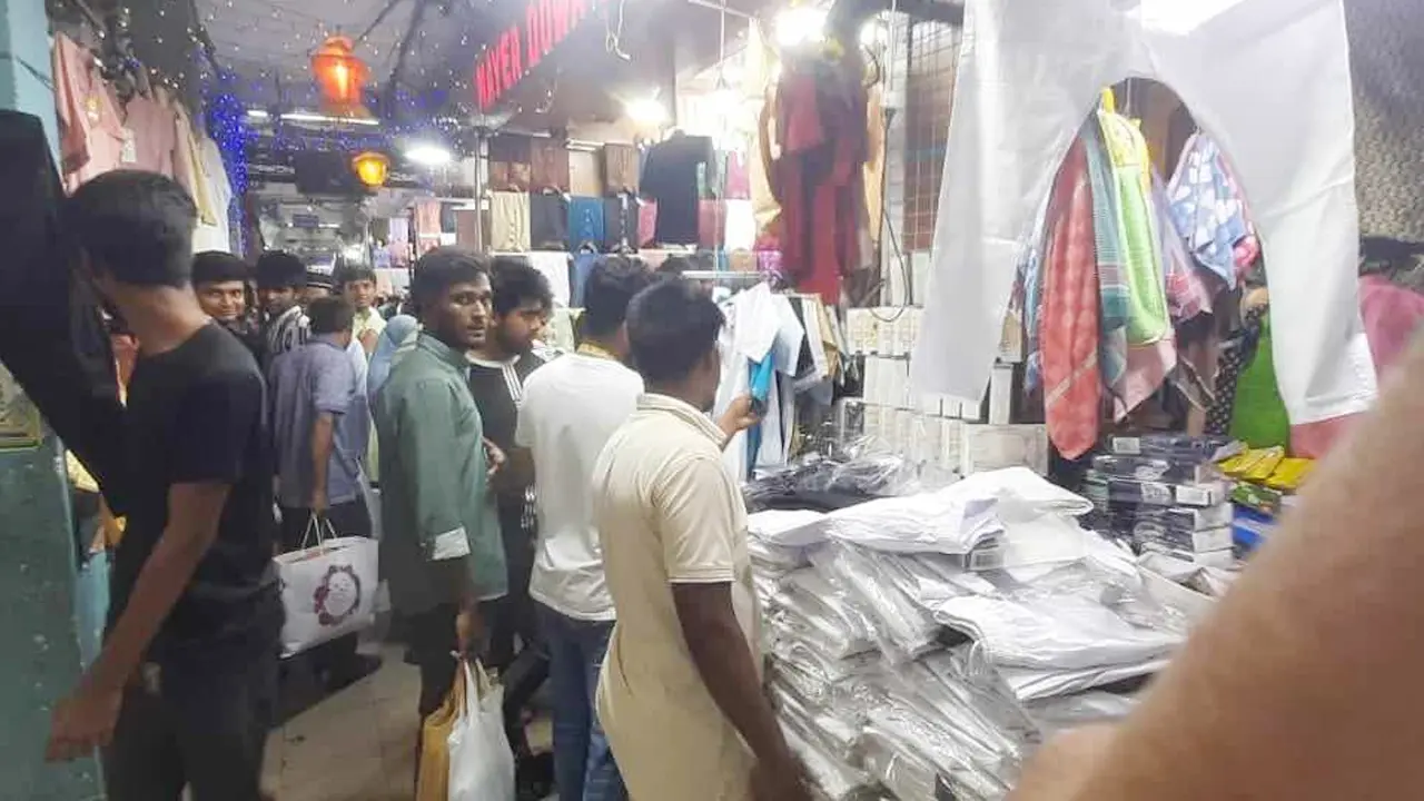 মধ্যরাতেও নিউমার্কেটে মানুষের ঢল, জমজমাট বেচাকেনা