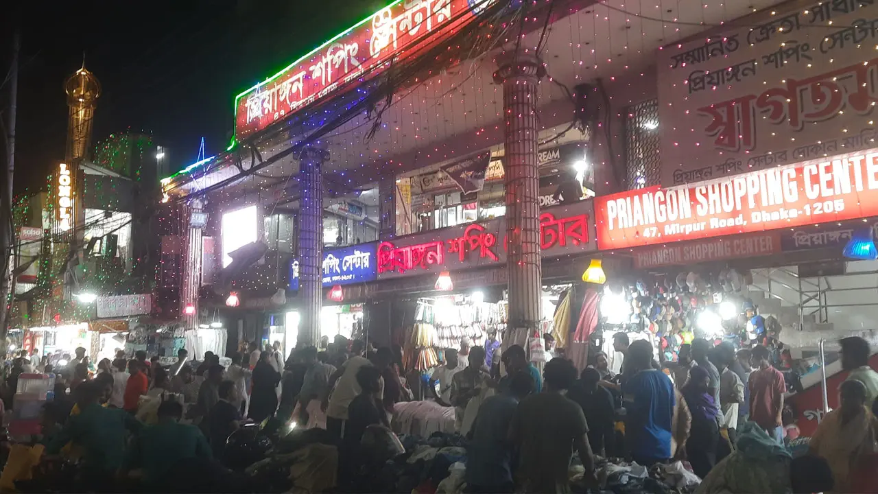 মধ্যরাতেও ক্রেতার উপস্থিতিতে সরগরম নিউমার্কেট এলাকা