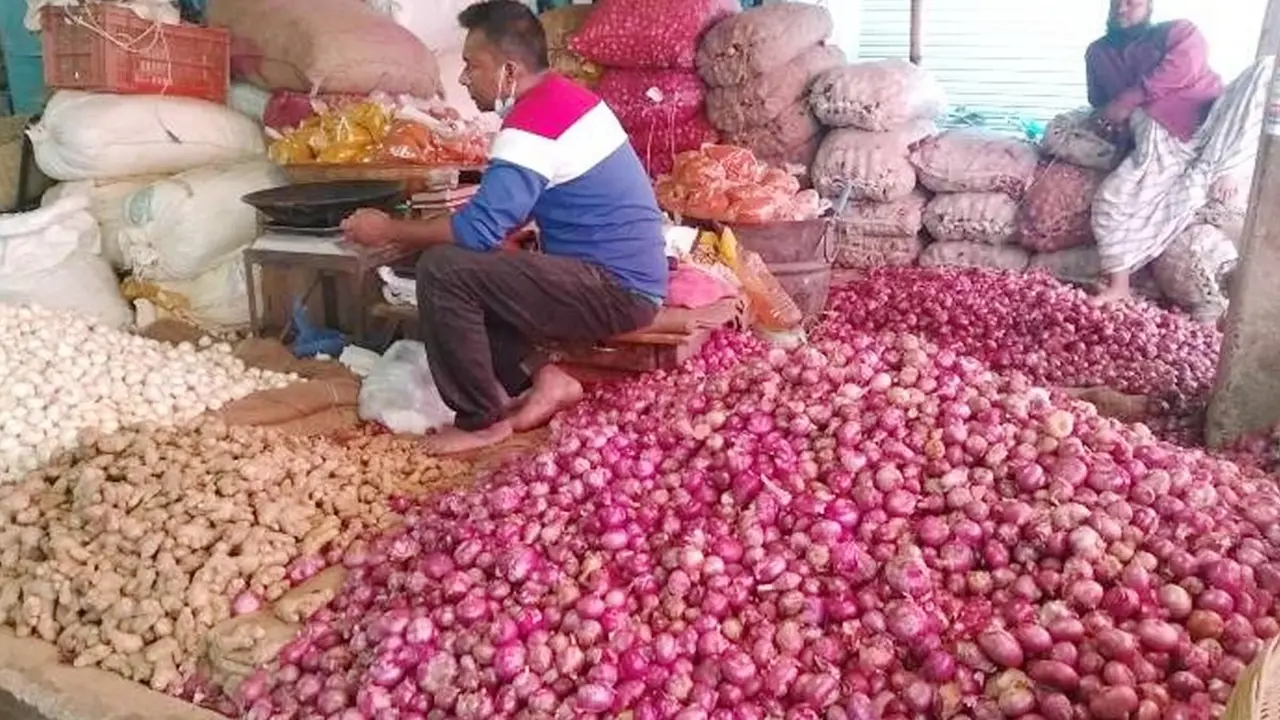 ঝাঁজ কমে ৫০ টাকায় পেঁয়াজ, ঈদের আগে আরও কমবে