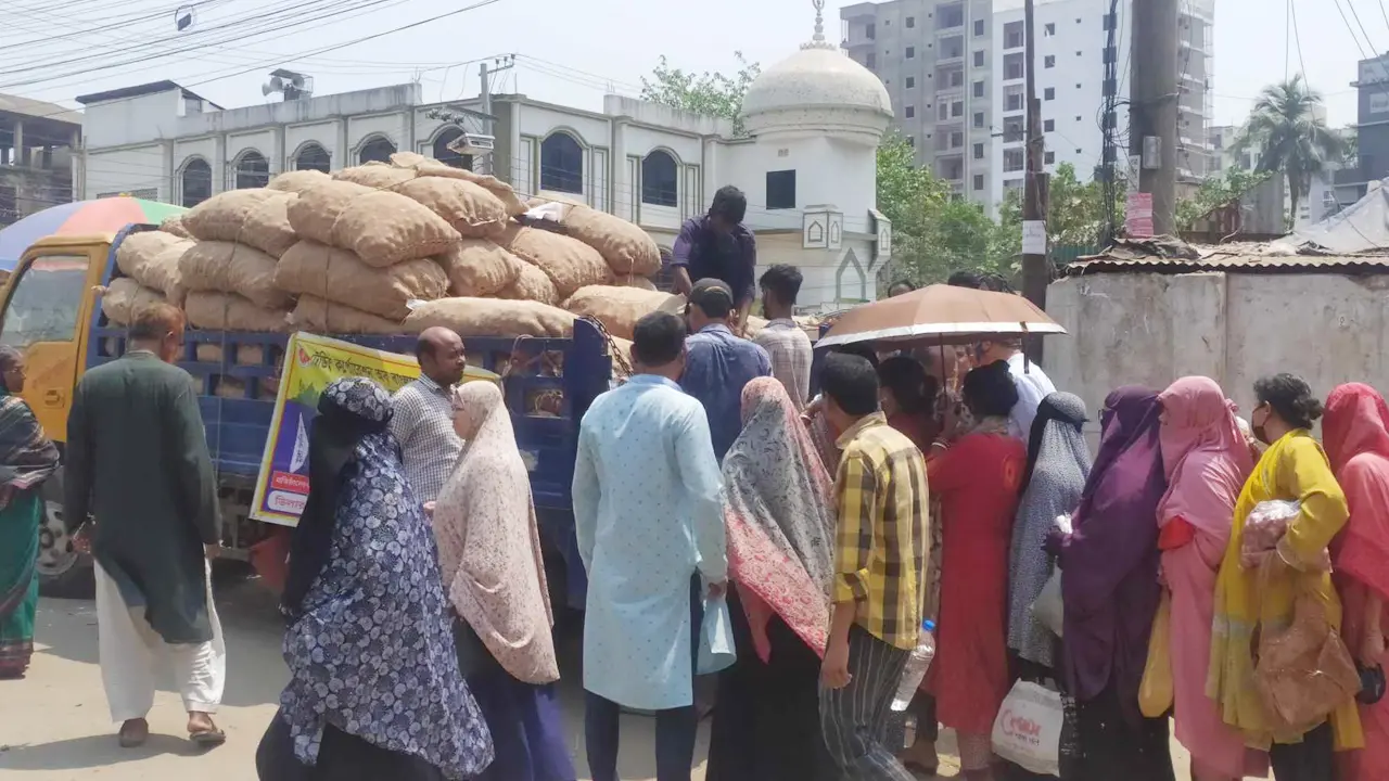 চট্টগ্রামে টিসিবির পেঁয়াজ বিক্রি শুরু, দাম কমেছে বাজারে 