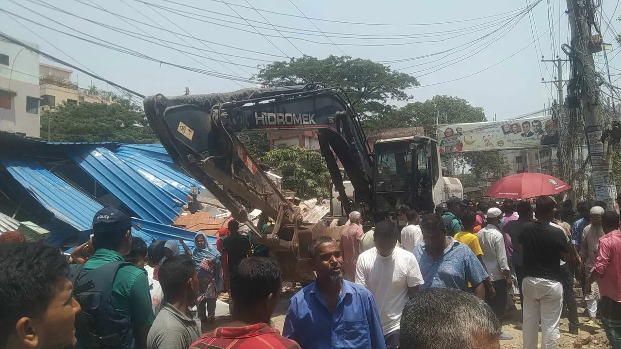 মুগদায় ভেঙে দেওয়া হচ্ছে সড়কের পাশের দোকানপাট