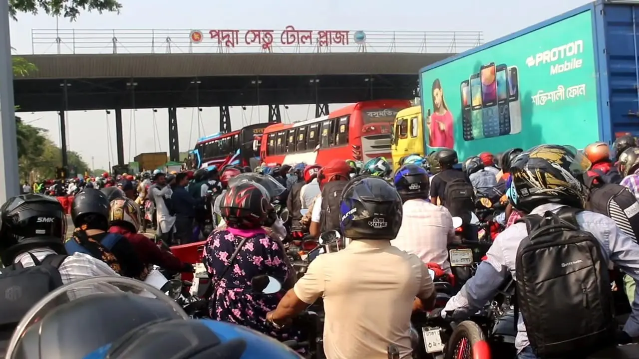ঈদযাত্রায় পদ্মা সেতু টোল প্লাজায় যানবাহনের চাপ