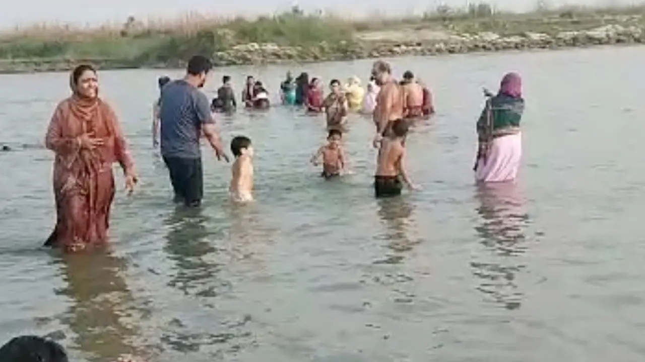 এক শিশুকে বাঁচাতে গিয়ে পদ্মায় তলিয়ে যান তিনজন, এখনো নিখোঁজ ১