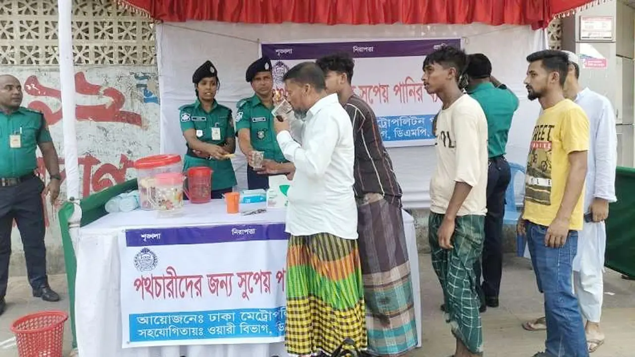 গরমে সুপেয় পানি নিয়ে মানুষের পাশে পুলিশ