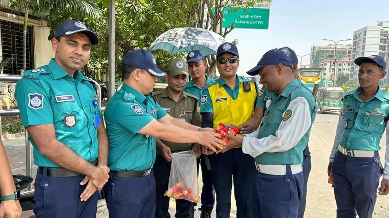 ট্রাফিক পুলিশের প্রতি সহমর্মিতার হাত বাড়িয়ে দিলেন আইজিপি