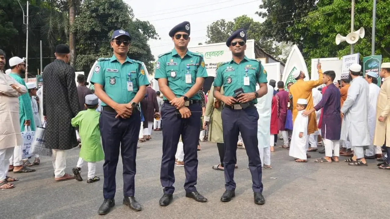 রাস্তায় দাঁড়িয়েই যাদের ঈদ উদযাপন