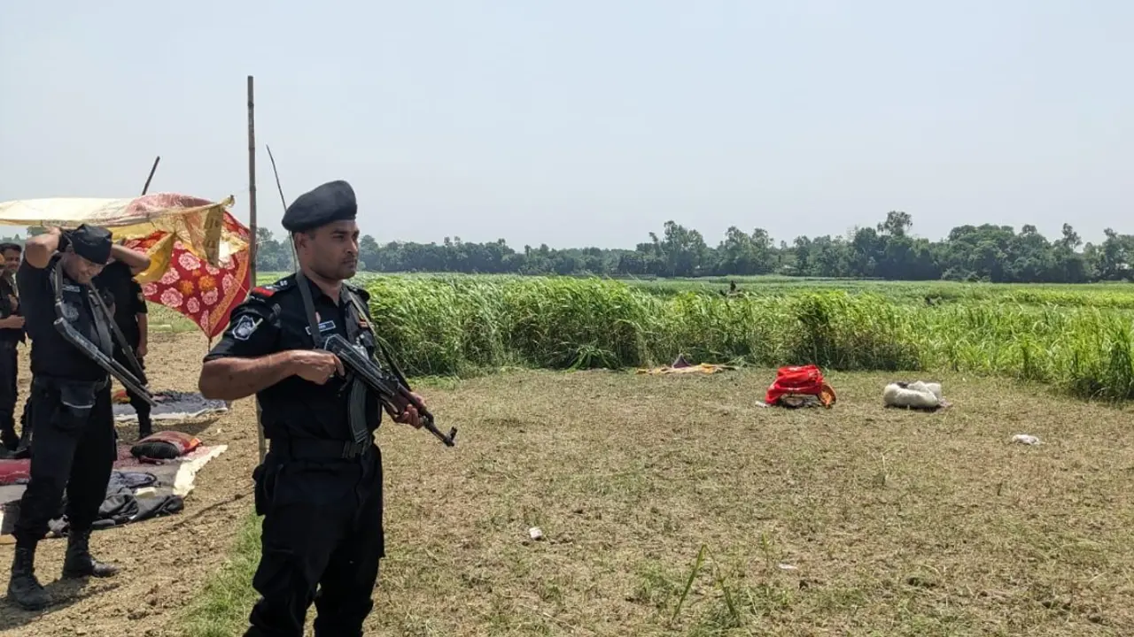 পাবনায় হাত বোমাসহ ৩ সন্ত্রাসী গ্রেপ্তার