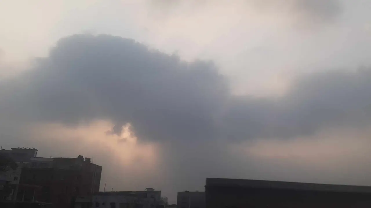 সকাল সকাল মেঘলা ঢাকার আকাশ