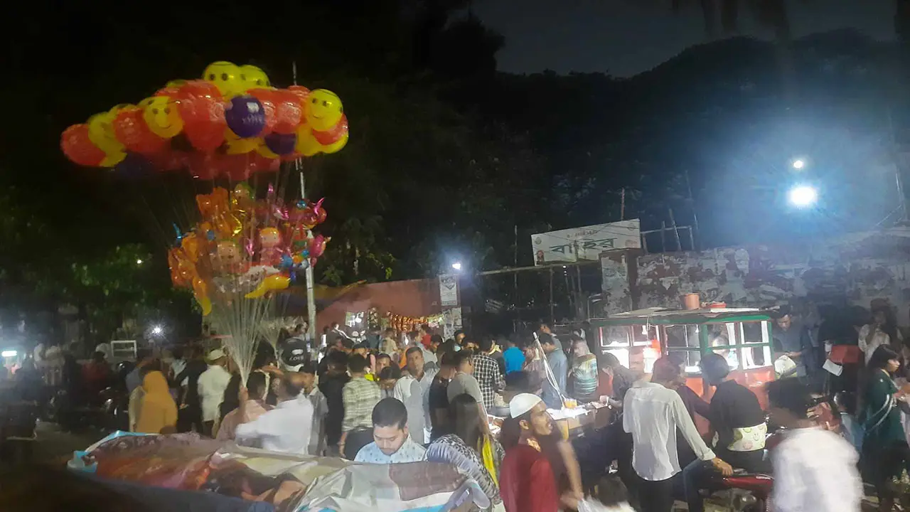 বৈশাখের আগের রাতে রমনায় দর্শনার্থীর ভিড়