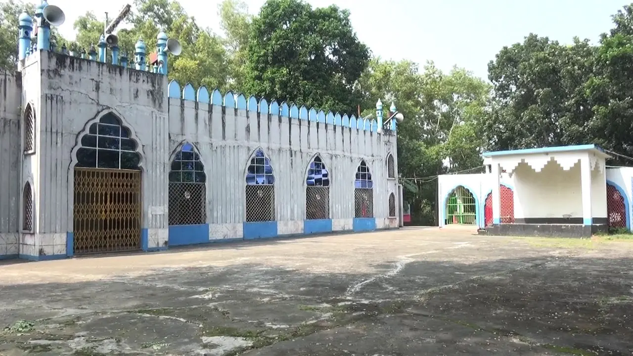 নির্মাণশৈলীতে অনন্য স্তম্ভবিহীন কেপিএম বড় মসজিদ