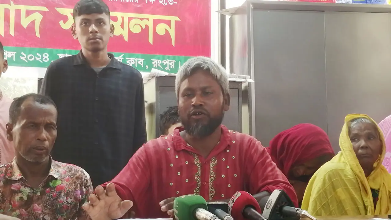 মেয়েকে খুঁজতে এসে মা কারাগারে, সংবাদ সম্মেলনে কাঁদলেন অসহায় বাবা