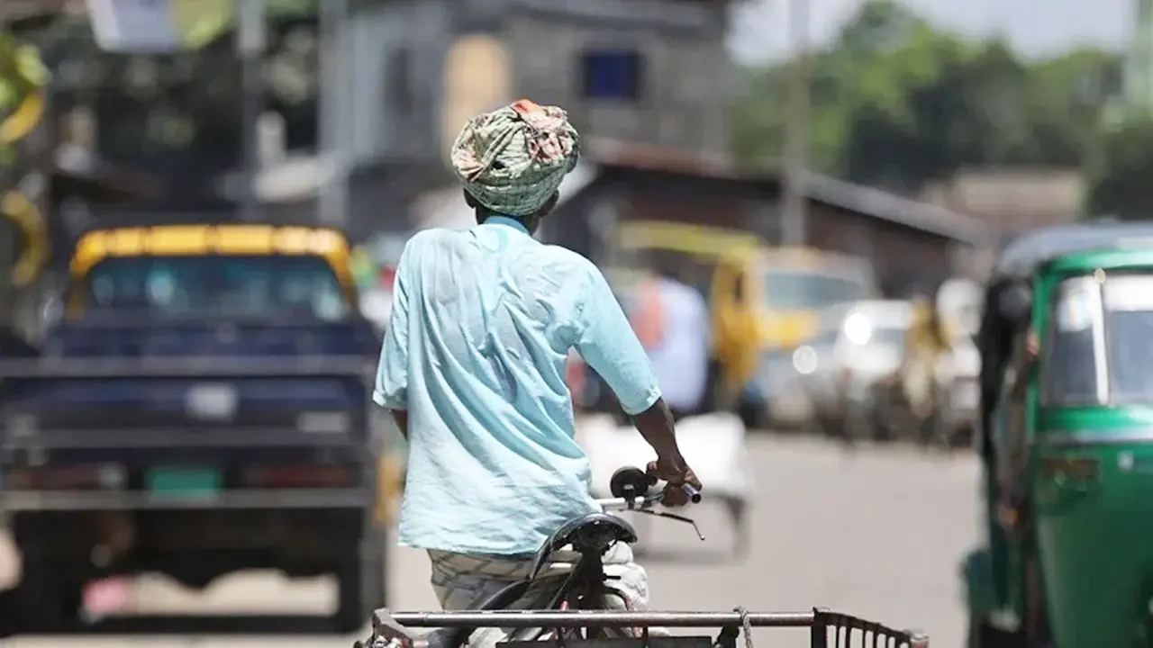 গরমে যাত্রীর কাছ থেকে পানি খেয়ে রিকশা খোয়ালেন চালক