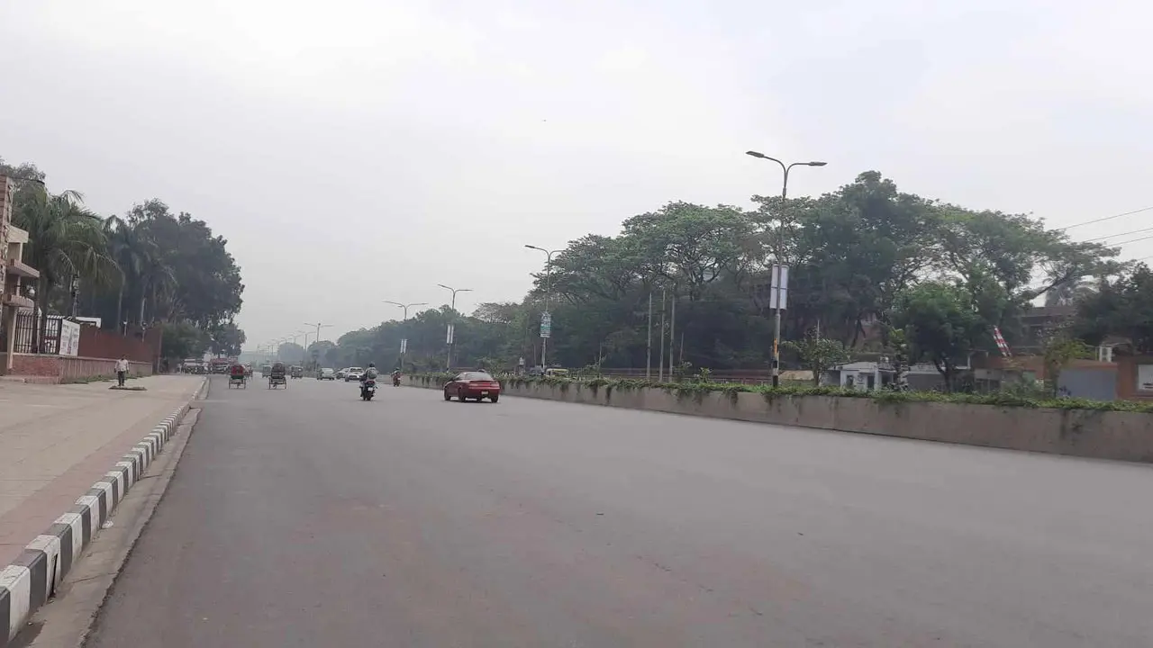 ফাঁকা হচ্ছে ঢাকা, চাপ মার্কেট-টার্মিনালমুখী সড়কে
