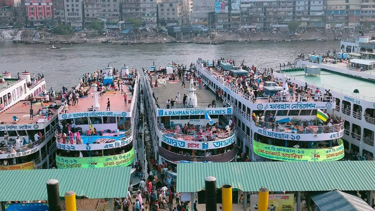 সদরঘাটে এক লঞ্চকে আরেক লঞ্চের ধাক্কা, ৫ জন গুরুতর আহত