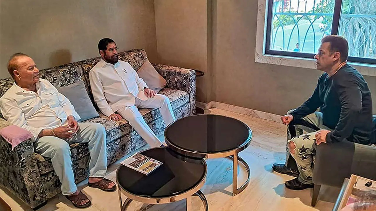 হঠাৎ সালমানের বাড়িতে মুখ্যমন্ত্রী শিন্ডে, কী নিয়ে কথা হল?