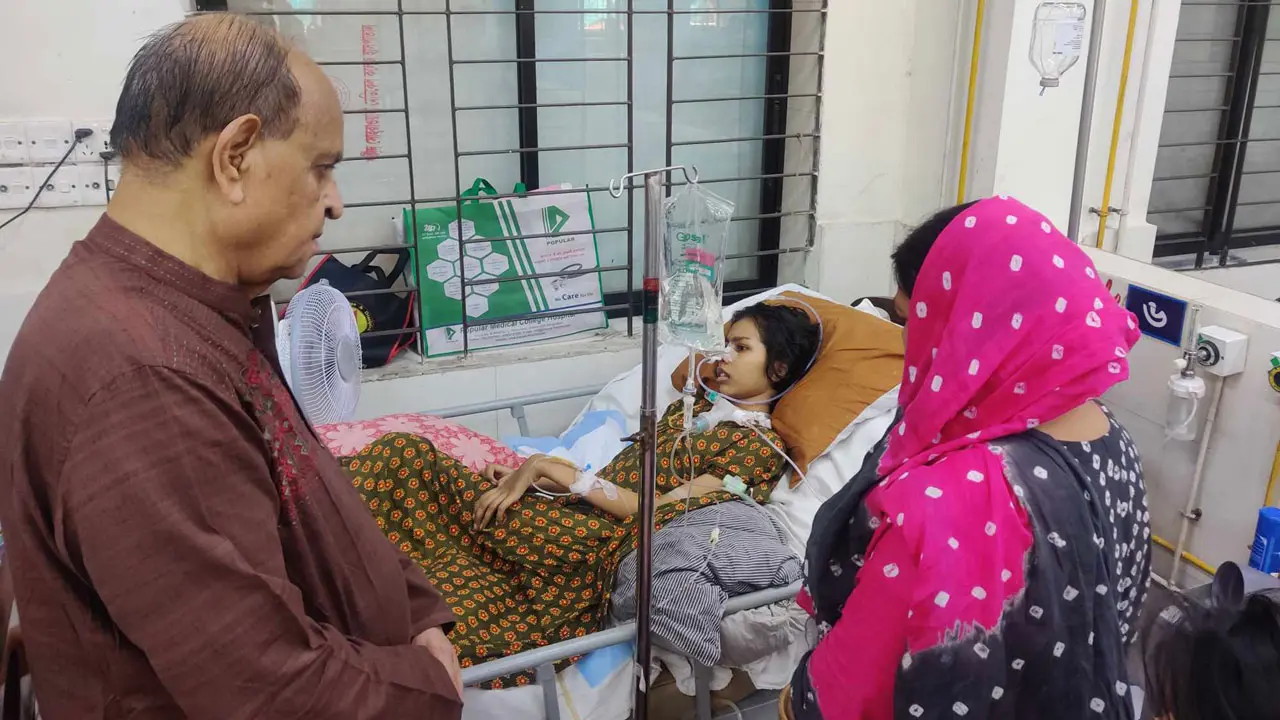 ঈদ ছুটিতে স্বাস্থ্যসেবা দেখতে হাসপাতালে স্বাস্থ্যমন্ত্রী