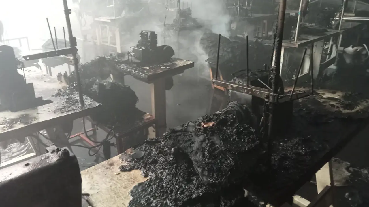 ঈদের দিন পোশাক কারখানায় আগুনে পুড়ল ৭০ লাখ টাকার যন্ত্রপাতি