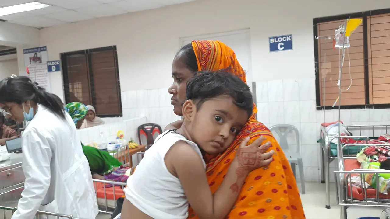 তীব্র গরমে আক্রান্ত শিশুরা, সুরক্ষায় যেসব পরামর্শ চিকিৎসকদের