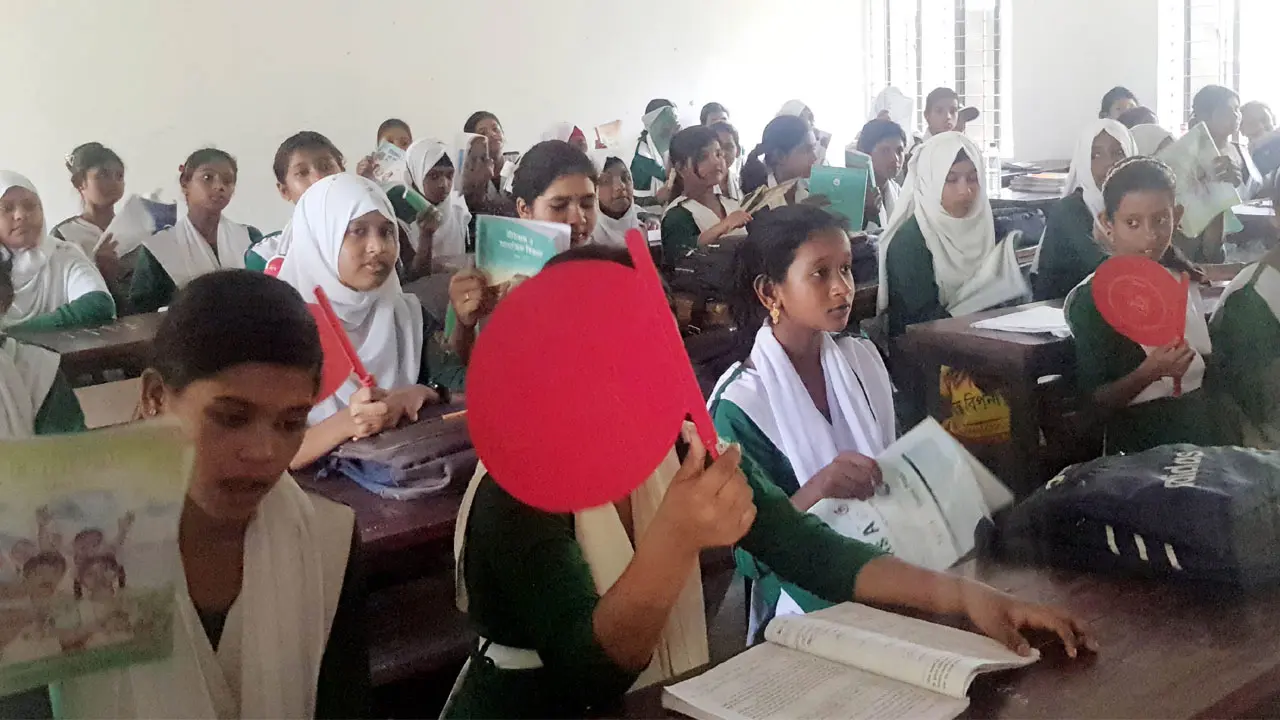 দাবদাহে বেড়েছে লোডশেডিং, গরম থেকে বাঁচতে হাতপাখায় ভরসা 