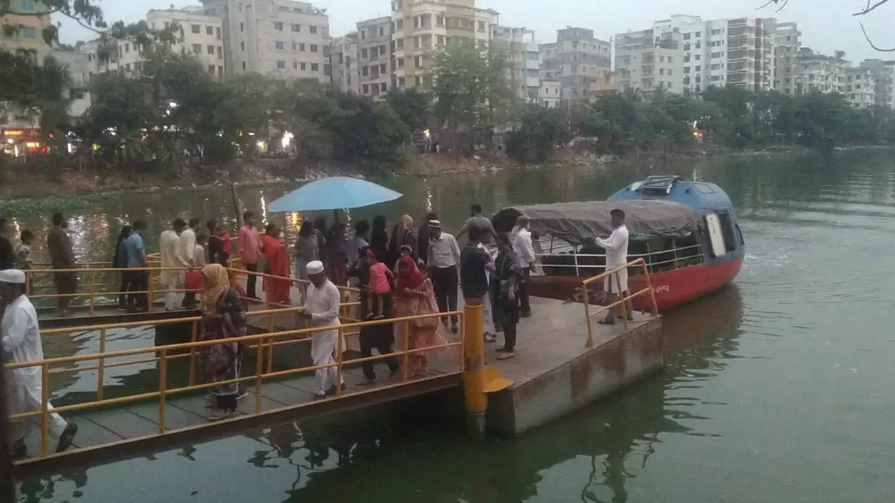 বন্ধ যাত্রী পারাপার, ওয়াটার ট্যাক্সিতে চলছে আনন্দ ভ্রমণ
