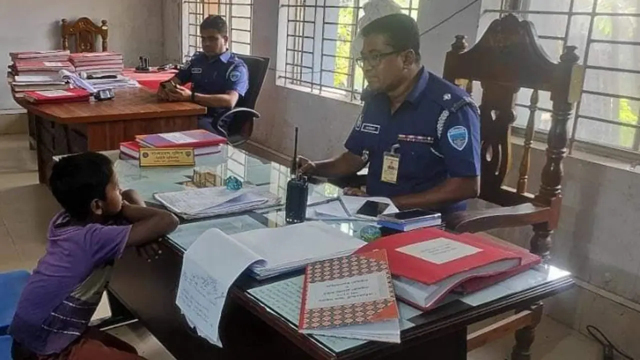 বাবা-মায়ের বিরুদ্ধে অভিযোগ নিয়ে থানায় শিশু