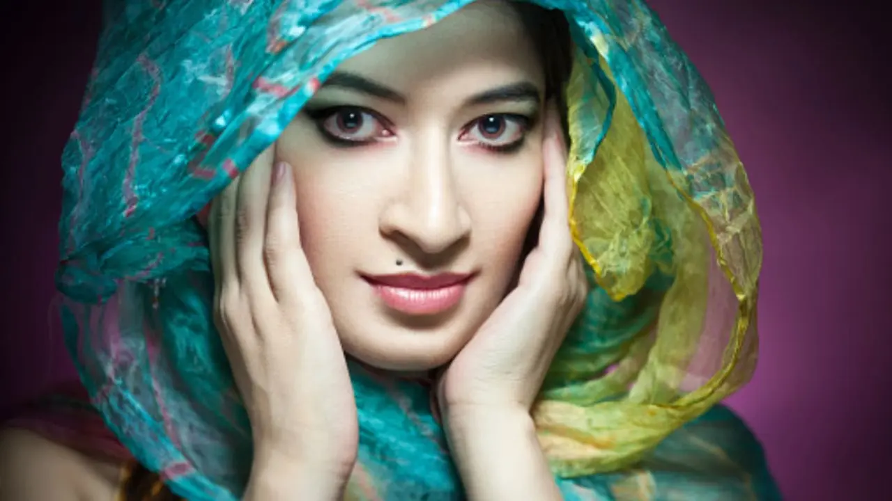 গলায় তিল থাকা নারীদের যেসব গুণ থাকে